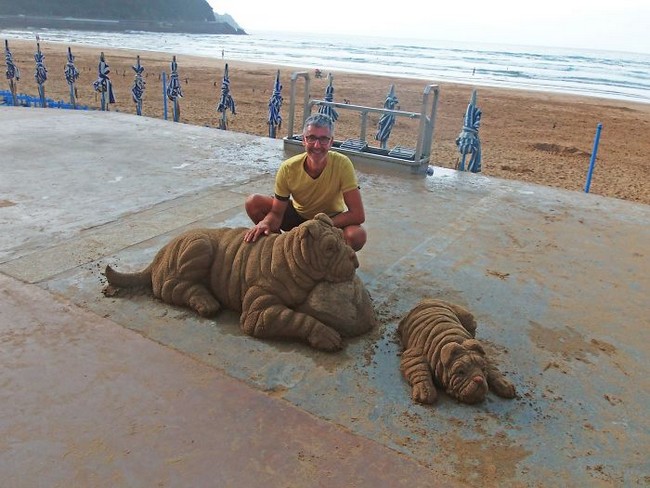 Artista cria esculturas de areia