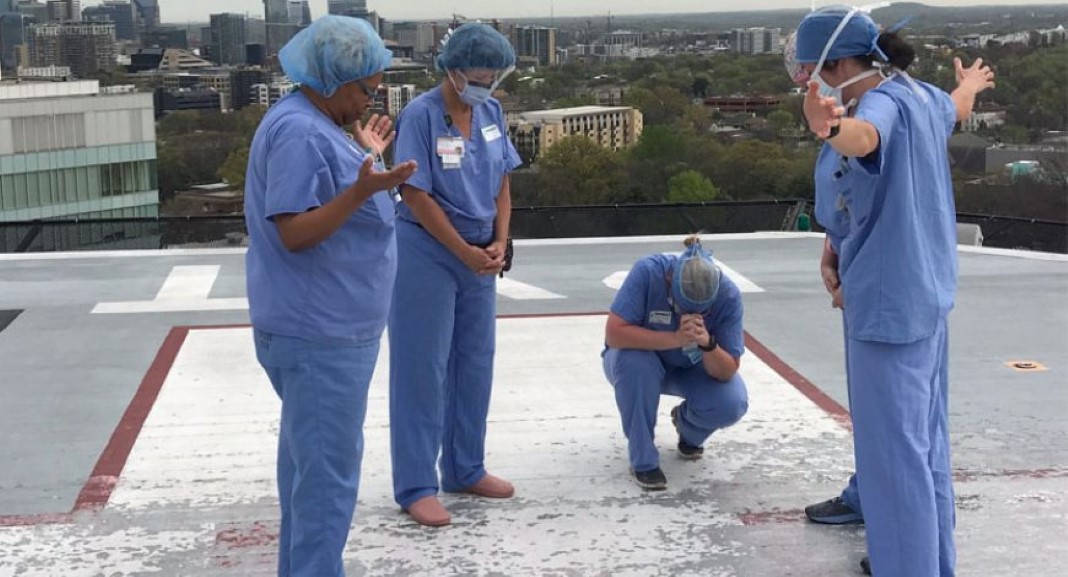 médicos e enfermeiros orando em hospitais
