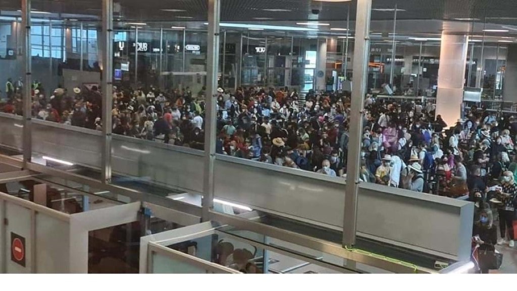 centenas de passageiros 'entopem' Aeroporto.