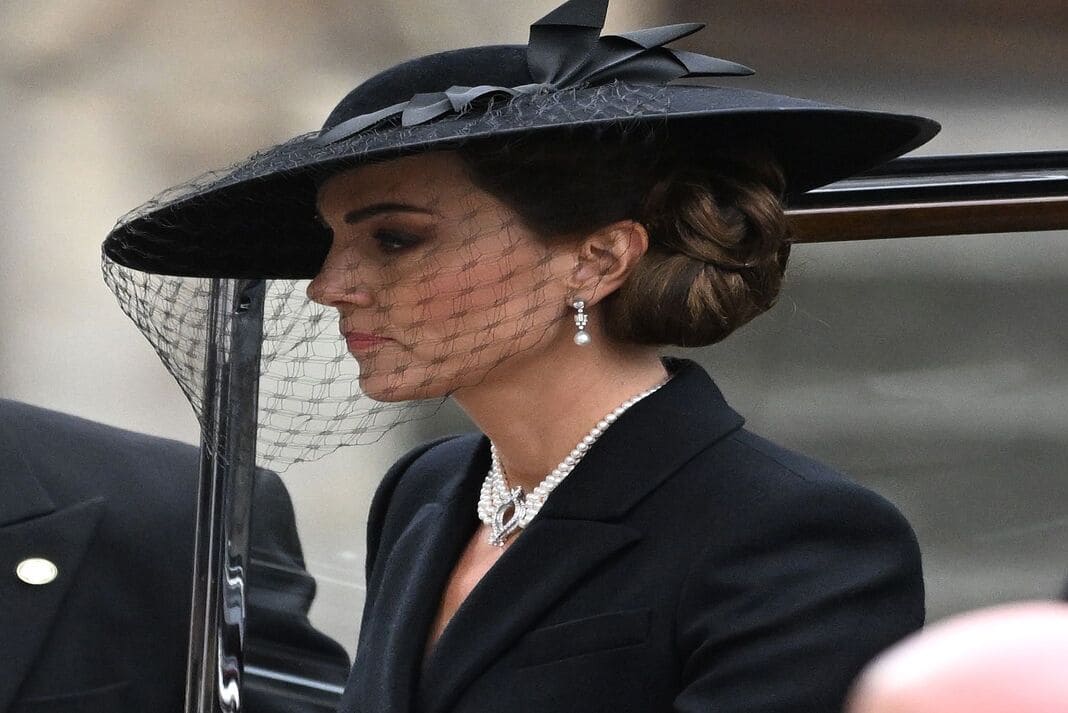 Kate Middleton usa jóias de Isabel II funeral