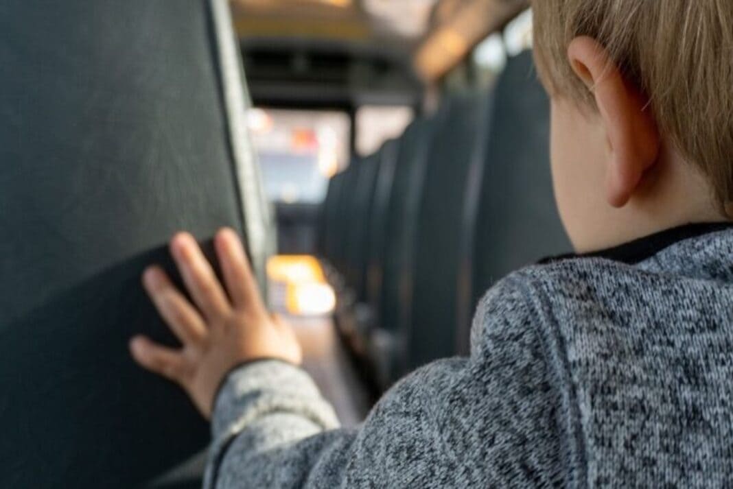 Criança de três anos deixada seis horas em autocarro